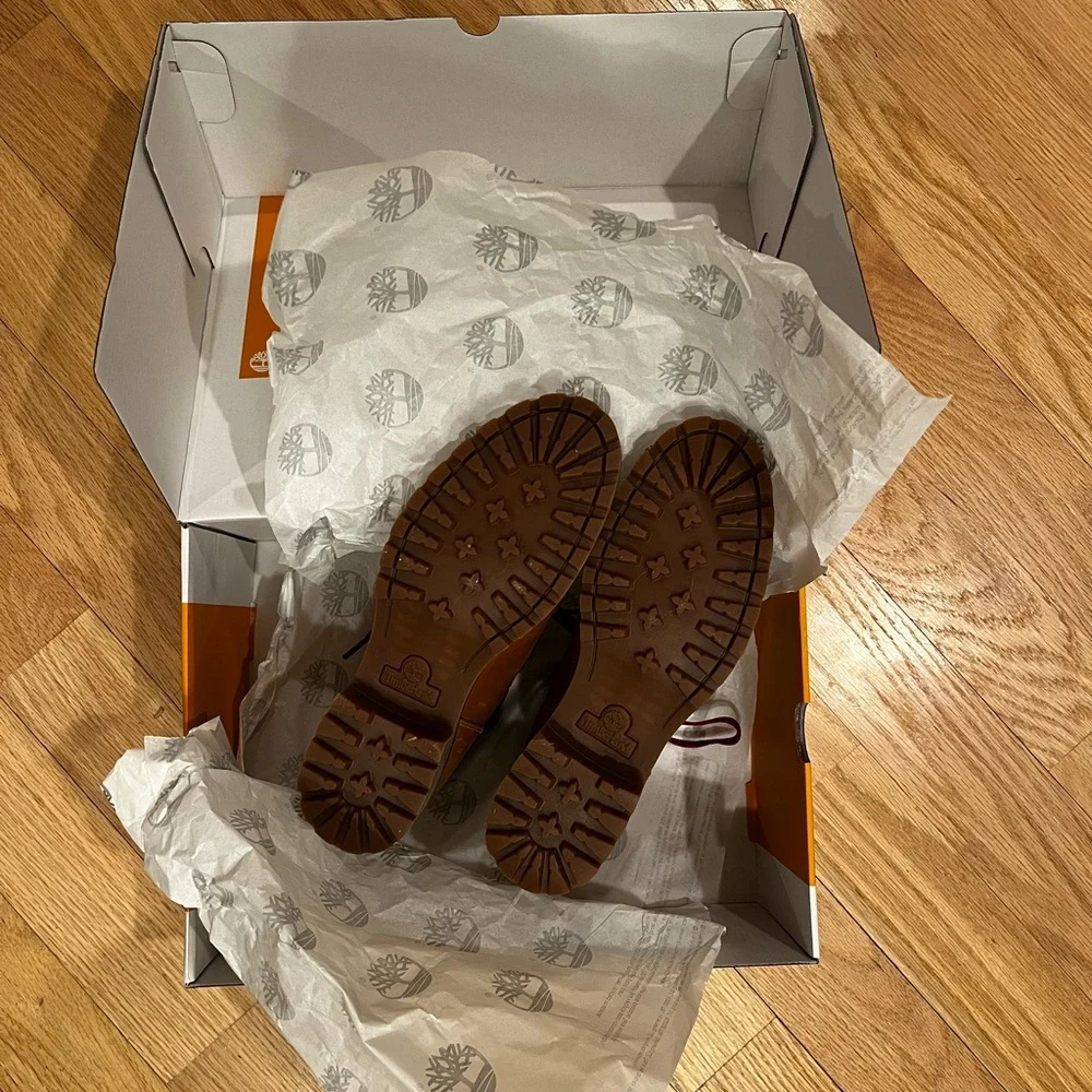 New in box Timberland hiking boots - Picture 2 of 5